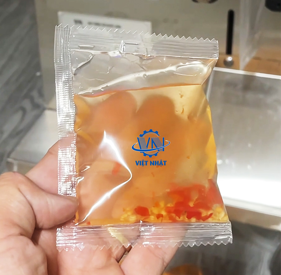 tui-nuoc-mam gói nước mắm sử dụng máy đóng gói